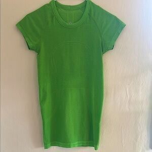 Lulu Lemon Green Short Sleeve Long Work Out Shirt
Size 4